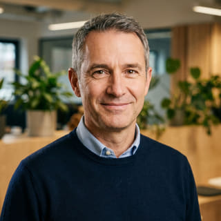 Gambar profil James Mitchell, yang terdaftar sebagai Chief Executive Officer di Niagawidya